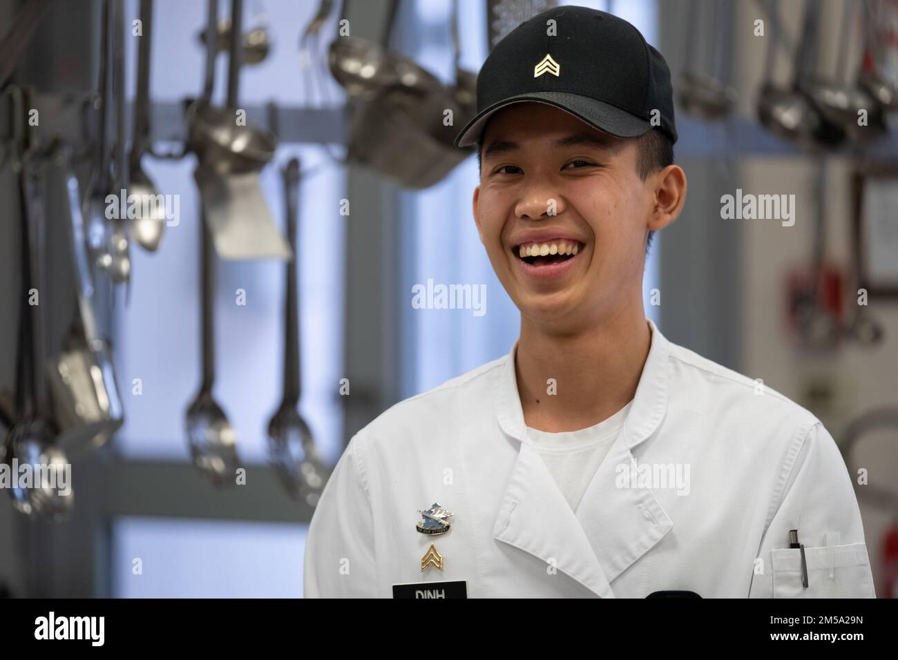 Sgt. Dai Dinh, ein Spezialist für Kochkunst, der der 173. Brigade zugeteilt wurde, posiert am 14. Februar 2022 in der Curry Dining Facility auf der Caserma Ederle in Vicenza, Italien, für ein Porträt. Stockfoto