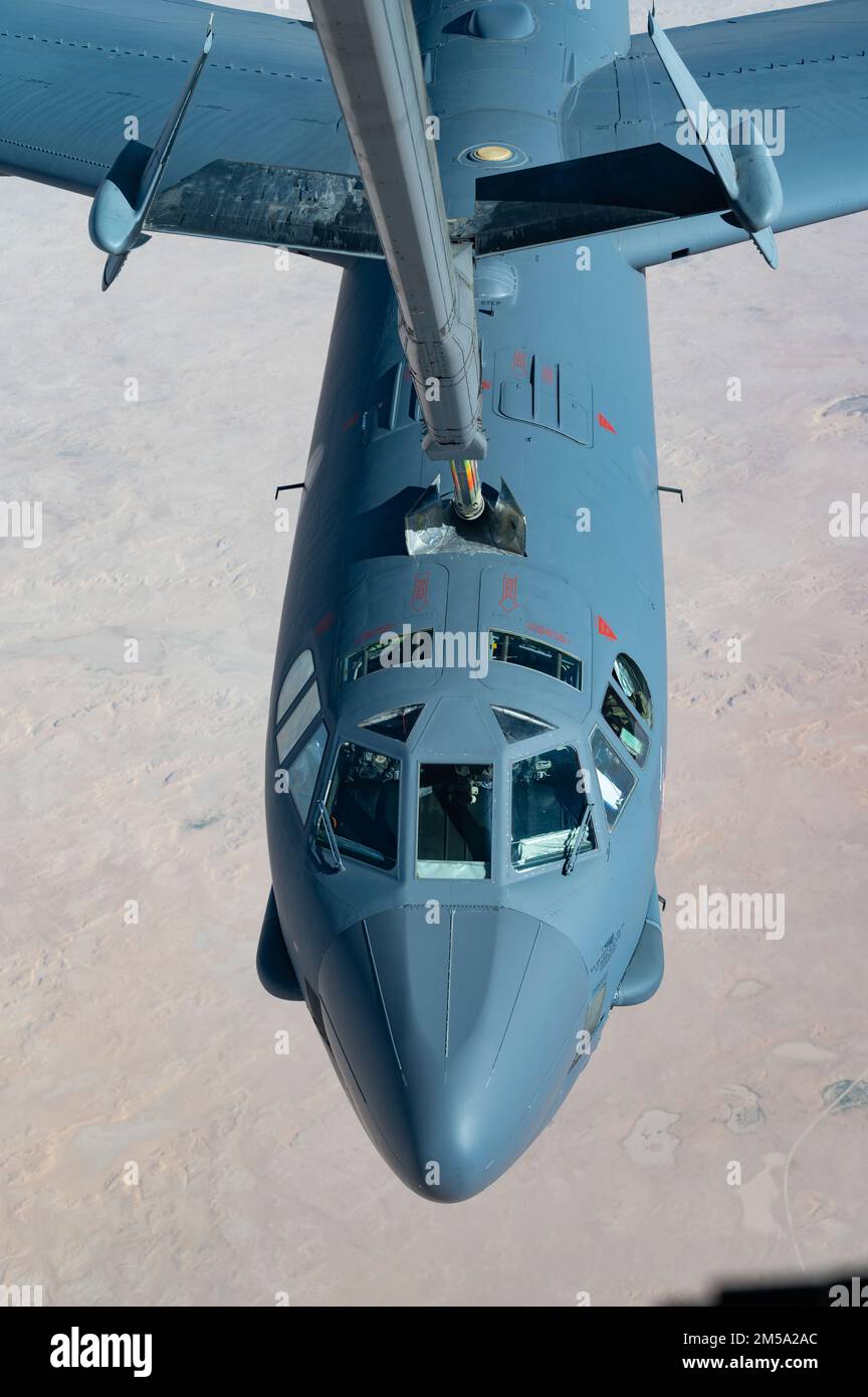 EIN US-AMERIKANISCHER Air Force KC-10 Extender, stationiert auf dem Al Dhafra Air Base, Vereinigte Arabische Emirate, betankt eine B-52H Stratofestung, über den USA Verantwortungsgebiet des Zentralkommandos während einer Präsenzpatrouillenmission am 14. Februar 2022. Die B-52 kann große Nutzlasten nuklearer oder konventioneller Präzisionswaffen über extreme Entfernungen liefern und bietet die Möglichkeit, militärische Macht schnell auf die ganze Welt zu projizieren. Stockfoto