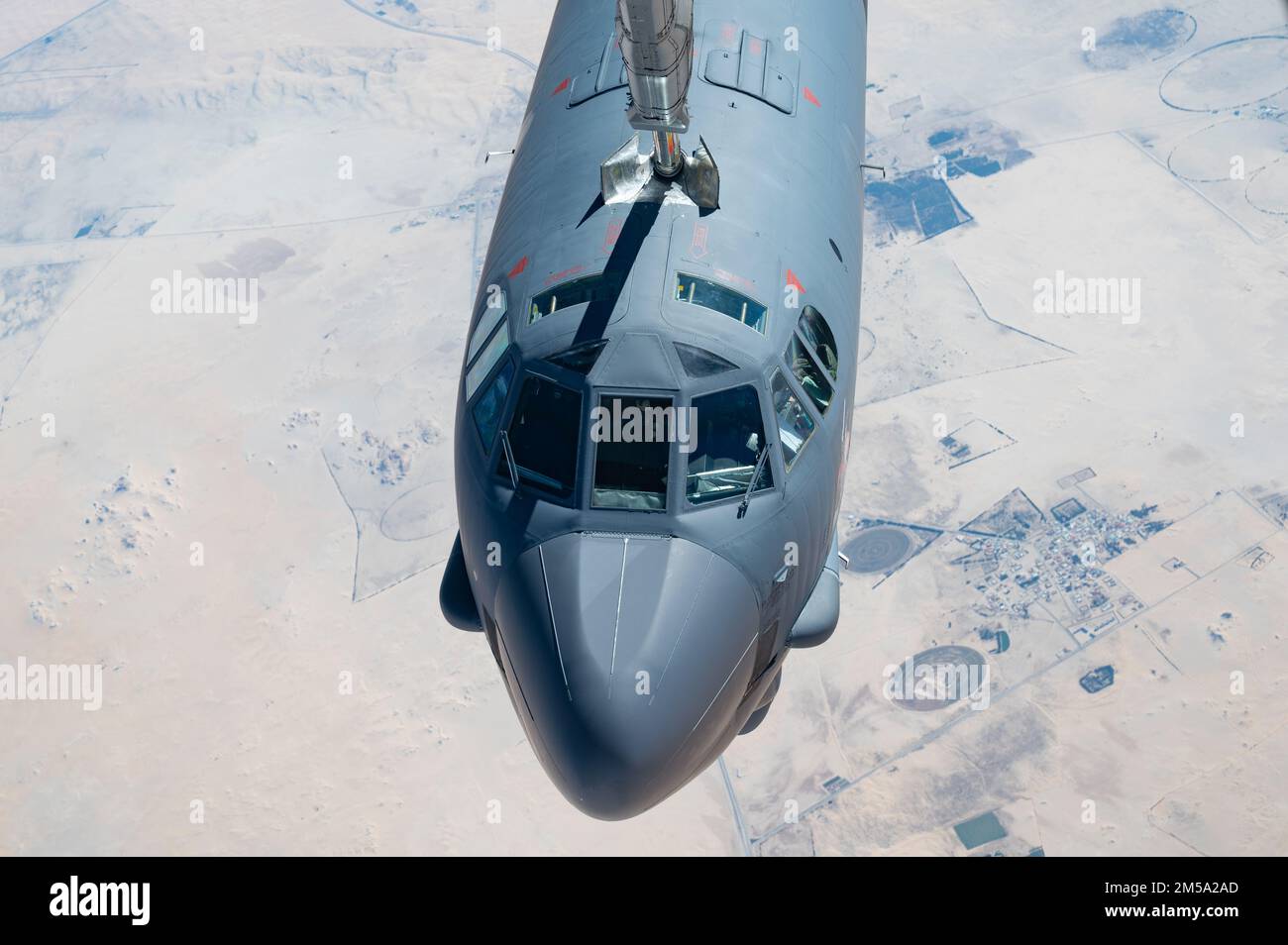 EIN US-AMERIKANISCHER Air Force KC-10 Extender, auf dem Al-Dhafra-Luftwaffenstützpunkt, Vereinigte Arabische Emirate, betankt eine B-52H Stratofestung, über den USA Verantwortungsgebiet des Zentralkommandos während einer Präsenzpatrouillenmission am 14. Februar 2022. Diese Präsenz-Patrouillenmission wurde außerhalb der CENTCOM AOR gestartet und zeigt die Fähigkeit der USA, Kampfflugkraft über mehrere Kampfbefehle zu liefern. Stockfoto