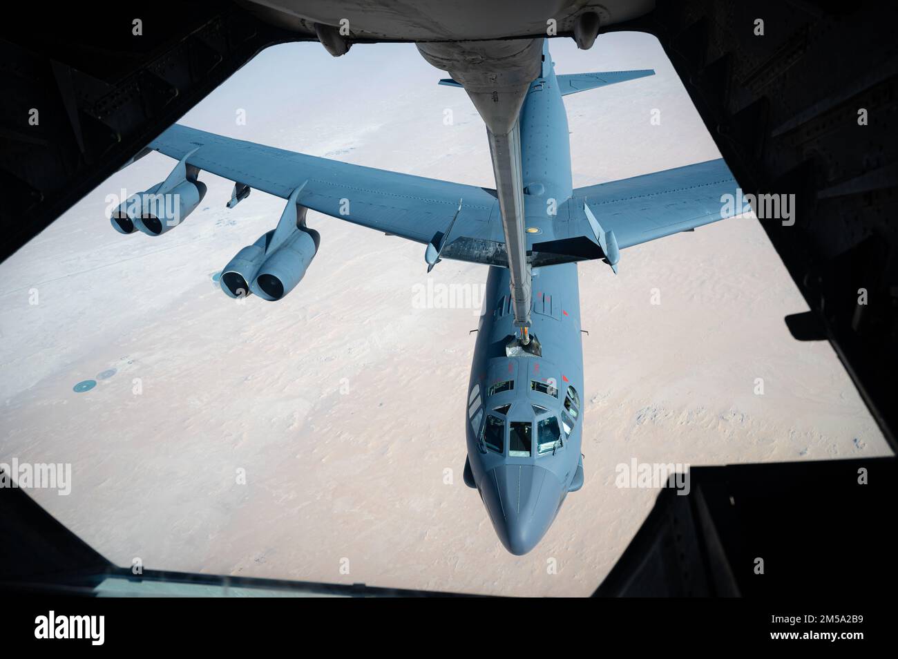 EIN US-AMERIKANISCHER Air Force KC-10 Extender, stationiert auf dem Al Dhafra Air Base, Vereinigte Arabische Emirate, betankt eine B-52H Stratofestung über den USA Verantwortungsgebiet des Zentralkommandos während einer Präsenzpatrouillenmission am 14. Februar 2022. Die B-52 kann große Nutzlasten nuklearer oder konventioneller Präzisionswaffen über extreme Entfernungen liefern und bietet die Möglichkeit, militärische Macht schnell auf die ganze Welt zu projizieren. Stockfoto