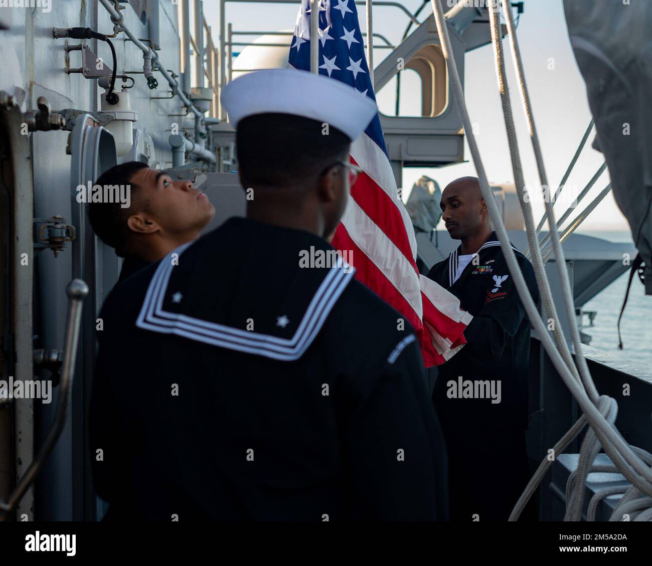 220214-N-CW190-1020 SAN DIEGO (14. Februar 2022) Seeleute bereiten sich darauf vor, den Fähnrich an Bord des Flugzeugträgers USS Carl Vinson der Nimitz-Klasse (CVN 70) zu erheben. Die Carl Vinson Carrier Strike Group kehrte nach einem achtmonatigen Einsatz in den US-Flotten 3. und 7. nach San Diego zurück, um die regionale Stabilität und eine freie und offene Region Indo-Pacific zu unterstützen. Stockfoto