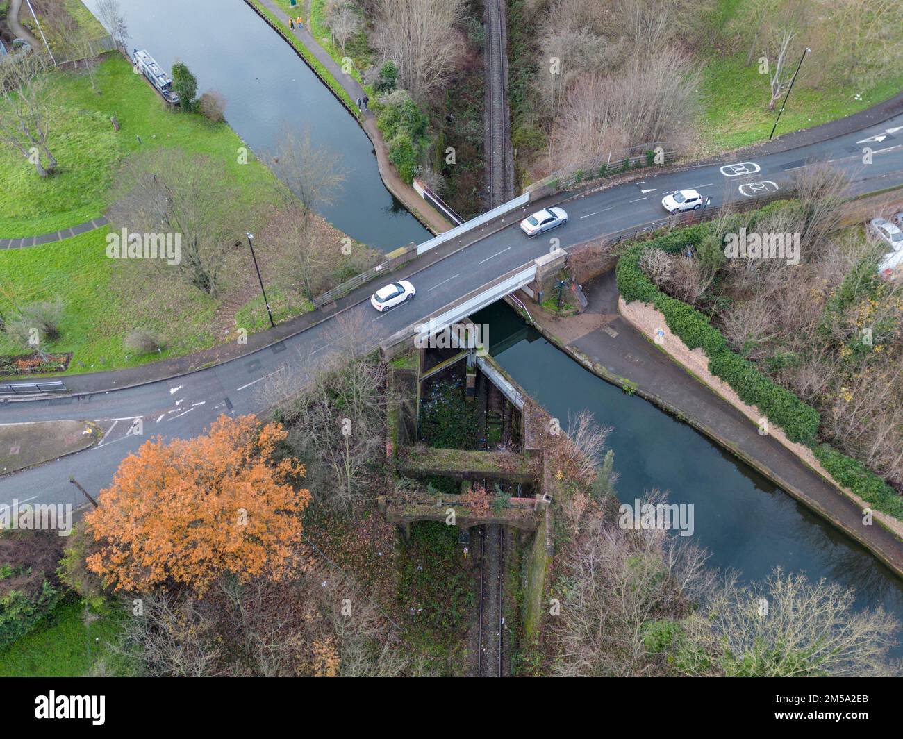 Three Bridges, auch bekannt als Windmill Bridge, ist eine dreistöckige Brücke in der Nähe von Hanwell im Westen Londons, Großbritannien. Stockfoto