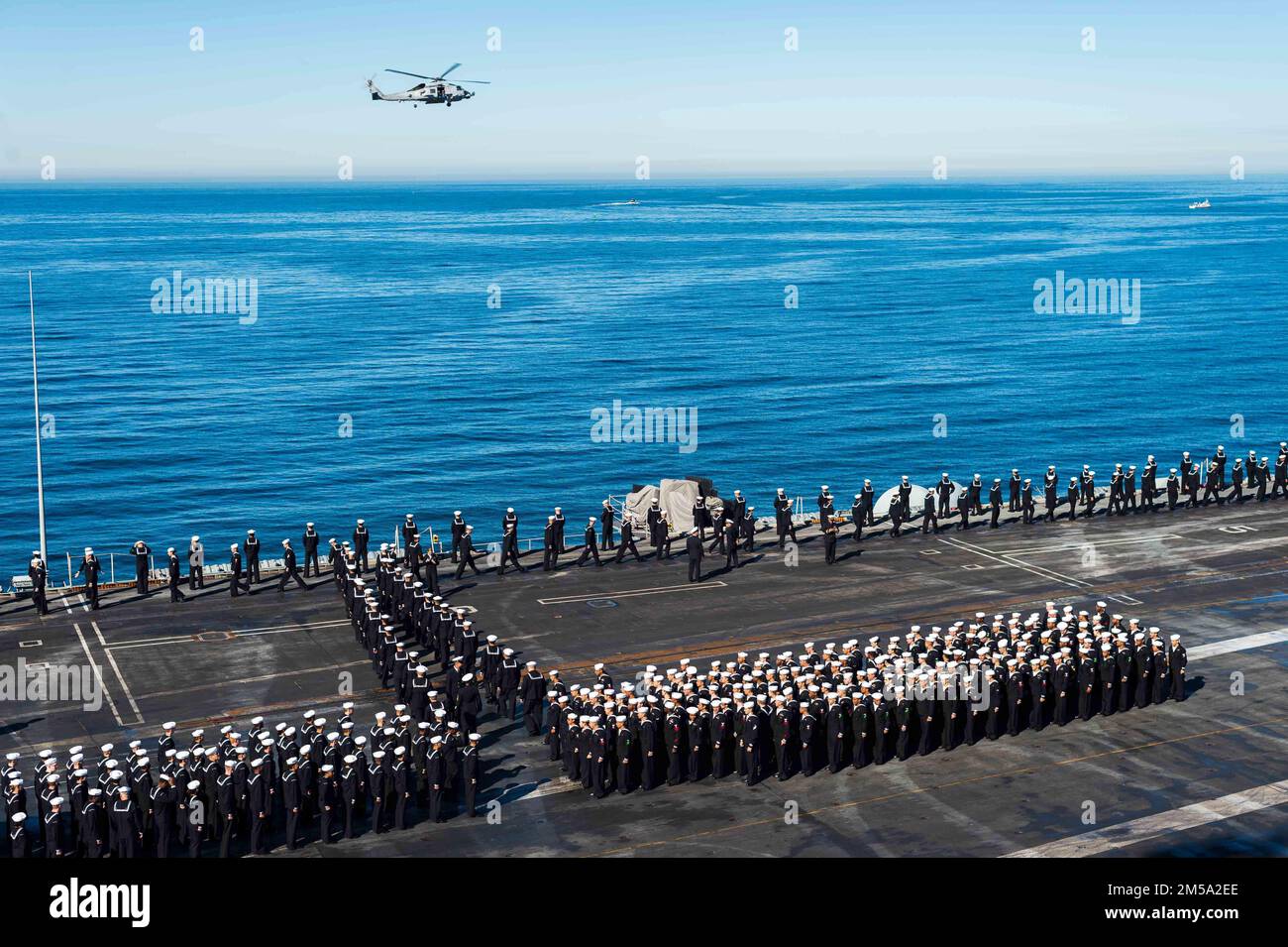 220214-N-CW190-1101 SAN DIEGO (14. Februar 2022) Seeleute bewachen die Schienen an Bord des Flugzeugträgers USS Carl Vinson der Nimitz-Klasse (CVN 70), 14. Februar 2022. Die Carl Vinson Carrier Strike Group kehrte nach einem achtmonatigen Einsatz in den US-Flotten 3. und 7. nach San Diego zurück, um die regionale Stabilität und eine freie und offene Region Indo-Pacific zu unterstützen. Stockfoto