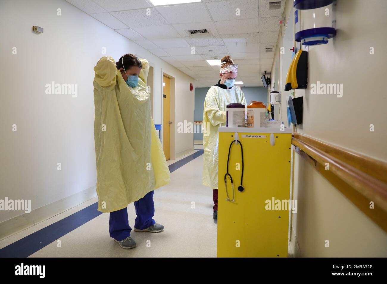 Brockton, Mass. – USA Air Force Major Tonya Toche-Howard, Left, eine registrierte Krankenschwester, die den USA zugeteilt ist Das medizinische Team der Luftwaffe, das nach Brockton, Massachusetts, entsandt wird, legt ihre persönliche Schutzausrüstung an, bevor sie sich um einen Patienten kümmert während ihrer Ausbildung mit dem Personal des Signature Healthcare Brockton Hospital im Rahmen der COVID-Response-Operationen, Feb. 14, 2022, USA Nördliches Kommando, durch die USA Army North ist nach wie vor entschlossen, das Verteidigungsministerium flexibel bei der COVID-Reaktion der gesamten Regierung zu unterstützen. Stockfoto