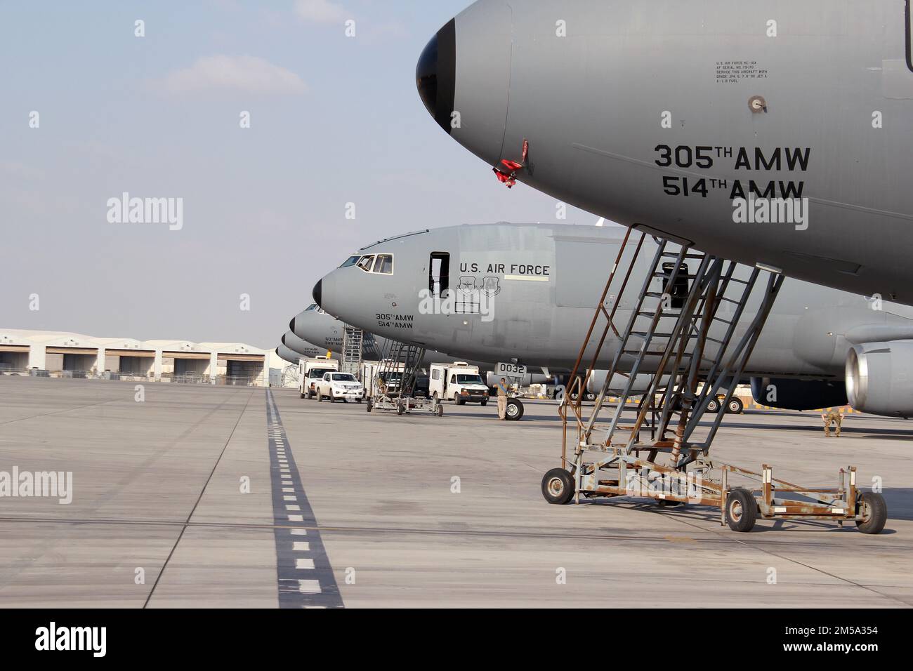 KC-10 Extender Aircraft Line the Ramp at Al Dhafra Air Base, United Arab Emirates, 14. Februar 2022. Der KC-10 bietet Luft-Luft-Betankungsmöglichkeiten für die US-Streitkräfte und die Koalitionsstreitkräfte in den USA Verantwortungsbereich des Zentralkommandos. Stockfoto