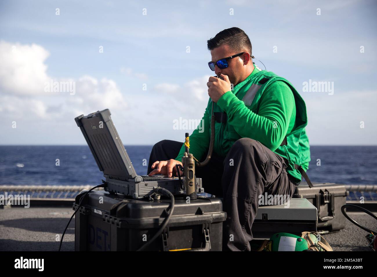 220214-N-LI768-1021 PHILIPPINE SEA (14. Februar 2022) – Aviation Electronics Technician 2. Class Joshua Trevino, aus Victoria, Texas, zugewiesen an die "Blackjacks" des Helicopter Sea Combat Squadron (HSC) 21, führt vor dem Flug eine Überprüfung für einen MQ-8B Fire Scout an Bord des Independence-Variant littoral Combat Ship USS Tulsa (LCS 16) durch. Tulsa, Teil der Destroyer Squadron (DESRON) 7, befindet sich in einem Rotationseinsatz und ist im US-amerikanischen 7.-Flottengebiet tätig, um die Interoperabilität mit Partnern zu verbessern und als einsatzbereite Einsatztruppe zur Unterstützung einer freien und offenen Region Indo-Pazifik zu dienen. Stockfoto