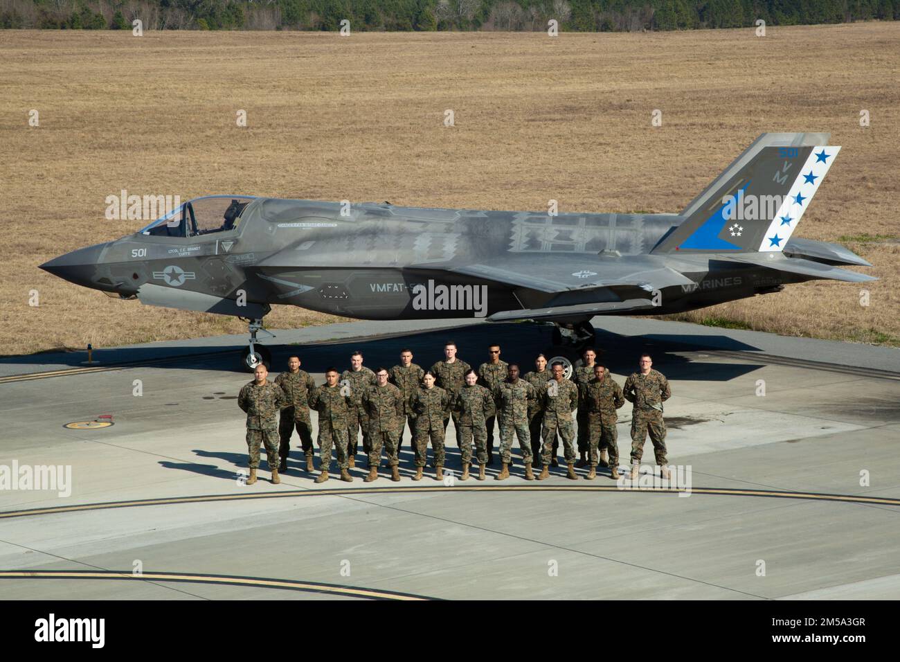 Marines mit Marine Fighter Attack Training Squadron 501, Marine Aircraft Group 31, Stand in Formation für ein Shop-Foto, bei Marine Corps Air Station Beaufort, S.C., 14. Februar 2022. Mithilfe von Shop-Fotos können Mitarbeiter in Echtzeit dokumentiert werden. Stockfoto