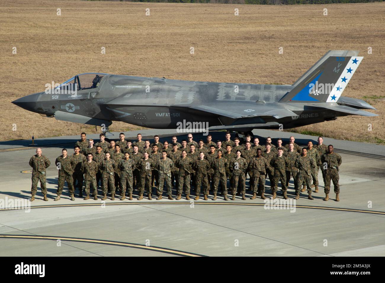 Marines mit Marine Fighter Attack Training Squadron 501, Marine Aircraft Group 31, Stand in Formation für ein Shop-Foto, bei Marine Corps Air Station Beaufort, S.C., 14. Februar 2022. Mithilfe von Shop-Fotos können Mitarbeiter in Echtzeit dokumentiert werden. Stockfoto
