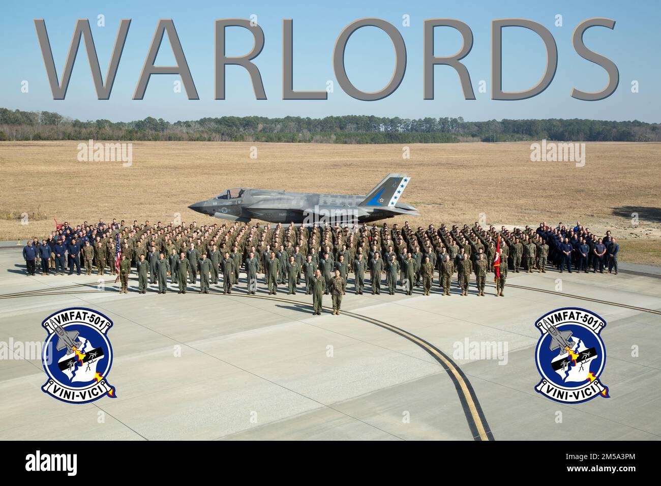 Marines und Zivilisten mit dem Marine Fighter Attack Training Squadron 501, Marine Aircraft Group 31, stehen in Formation für ein Staffelfoto, Marine Corps Air Station Beaufort, S.C. 14. Februar 2022. Mithilfe von Staffelfotos wird das Personal in Echtzeit dokumentiert. Stockfoto