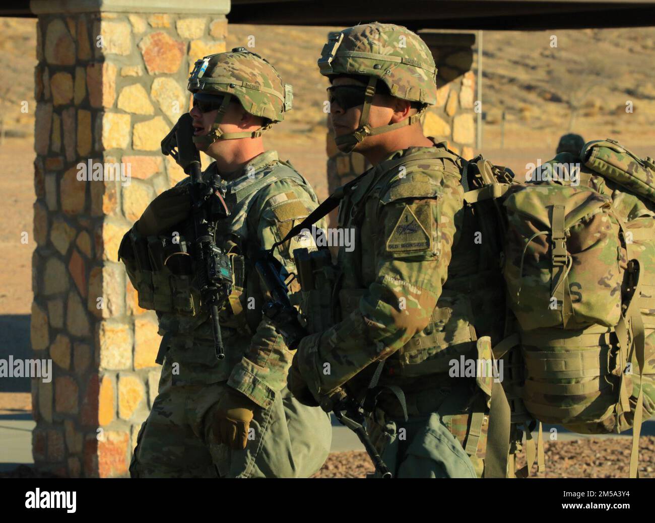 Soldaten des 1. Bataillons, 6. Infanterie-Regiment, 2. Brigaden-Kampfteam, 1. Panzerdivision, warten geduldig am Fort Bliss' Strike Field auf einen UH-60 Blackhawk, um sie zu einer Feuerübung zu transportieren, 14. Februar 2022. Die Einsatztruppe bestand aus 205 Infanteriesoldaten in drei Unternehmen, drei CH-47 Chinooks und fünf UH-60 Blackhawks, die zur Bekämpfung der Luftfahrtbrigade, 1. Panzerdivision, eingesetzt wurden. Diese Veranstaltung war der Höhepunkt der CAB-Feldübung. Stockfoto