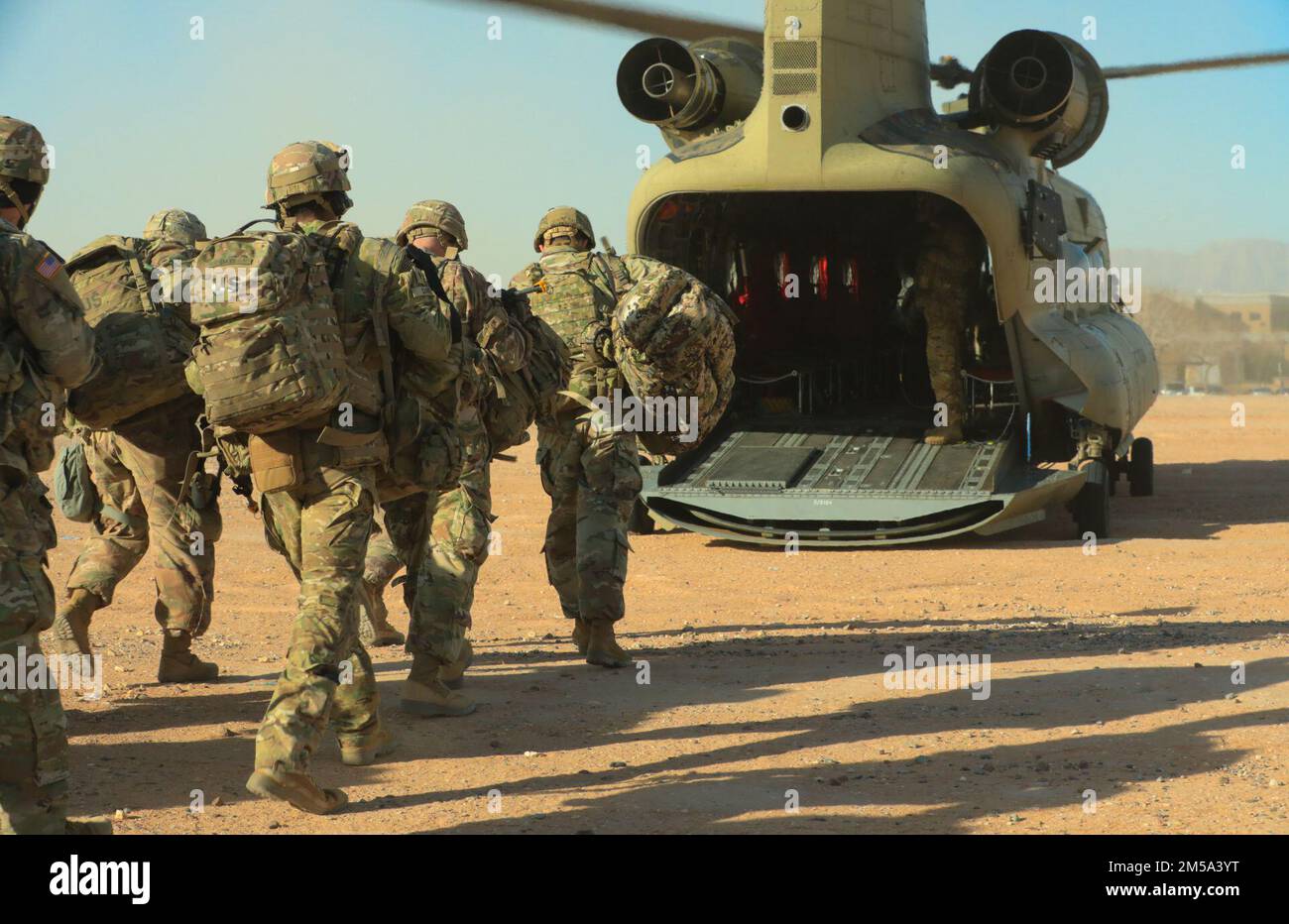 Der Bravo-Kompanie zugeteilte Soldaten, 1. Bataillon, 6. Infanterie-Regiment, 2. Brigaden-Kampfteam, 1. Panzerdivision, gehen an Bord eines CH-47 Chinook auf dem Fort Bliss' Strike Field und beamen sie zu einer Feuerübung. Die Einsatztruppe bestand aus 205 Infanteriesoldaten in drei Unternehmen, drei CH-47 Chinooks und fünf UH-60 Blackhawks, die zur Bekämpfung der Luftfahrtbrigade, 1. Panzerdivision, eingesetzt wurden. Diese Veranstaltung war der Höhepunkt der CAB-Feldübung. Stockfoto