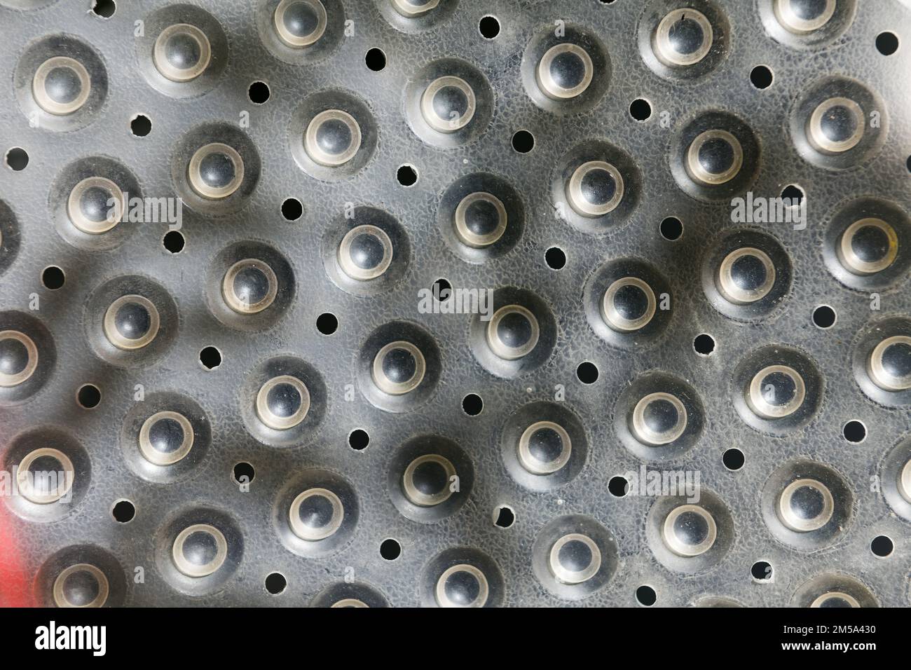 Details zu den Mustern, die sich auf dem Bodenraster eines Volkswagen Käfer-Wagens bilden Stockfoto