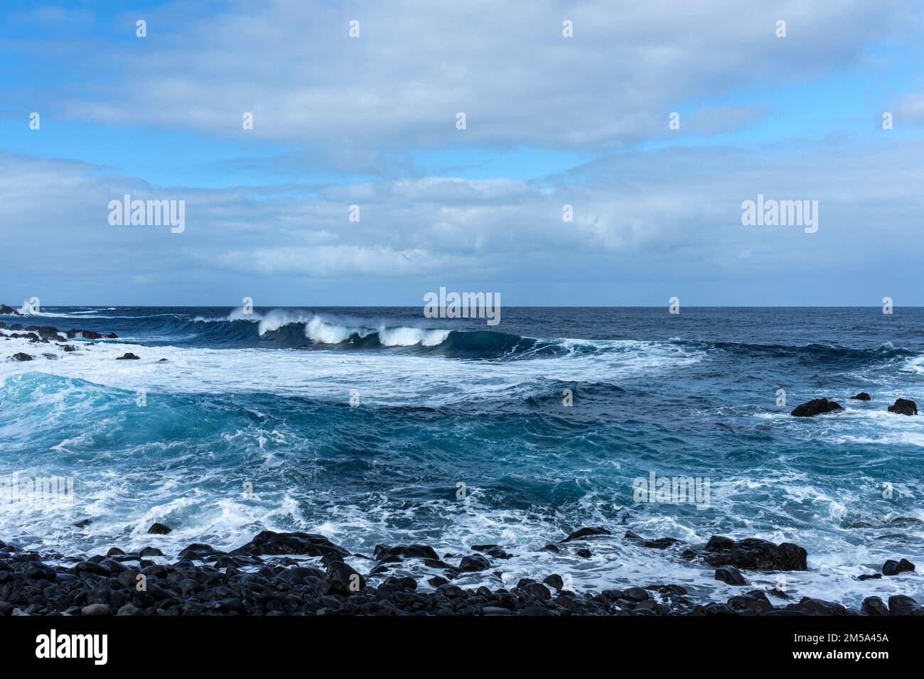 Wellen brechen an der felsigen Nordküste von Teneriffa in Buenavista, Kanarische Inseln, Spanien Stockfoto