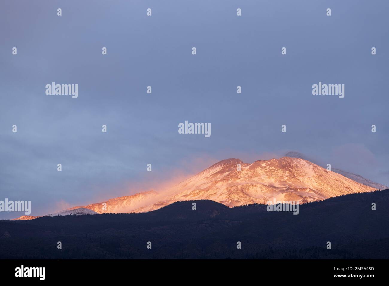 Pico Viejo, Berg Teide mit Schneebedeckung und letzten Sonnenstrahlen am Ende des Tages, Teneriffa, Kanarische Inseln, Spanien Stockfoto