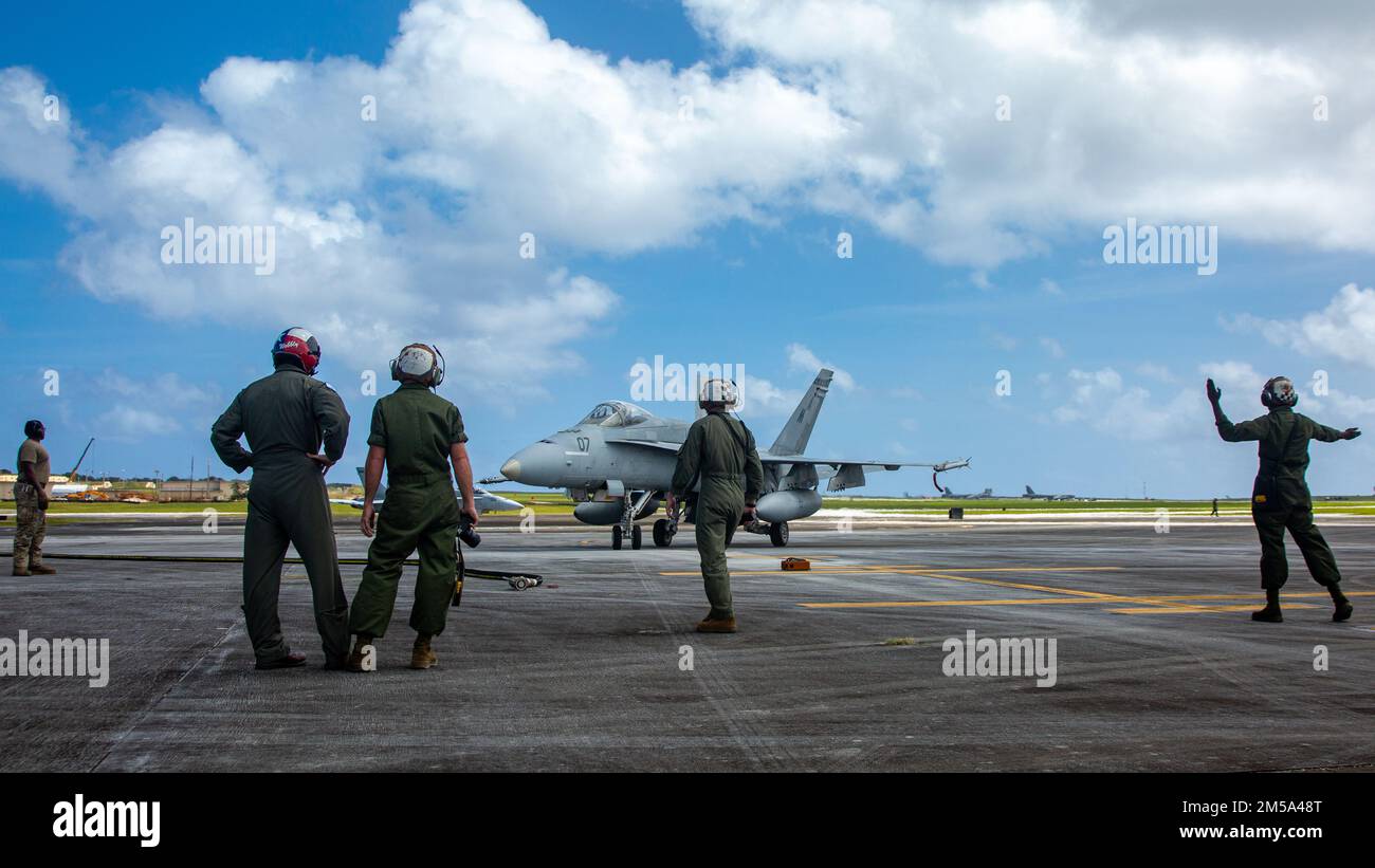 US-Marine mit Marine Fighter Attack Squadron 112 und US-Airmen mit 40th Airlift Squadron führen während Cope North 2022 auf der Andersen Air Force Base, Guam, 14. Februar 2022 eine Auftankung von F/A-18C Hornet-Flugzeugen durch. Cope North ist eine multinationale Übung, die jährlich auf der Andersen AFB durchgeführt wird und die Beziehungen der USA zu unseren regionalen Verbündeten und Partnern verbessert, indem der Informationsaustausch gefördert und gemeinsame Taktiken verfeinert werden, um die gegenseitige Unterstützung der regionalen Sicherheit zu stärken. Stockfoto