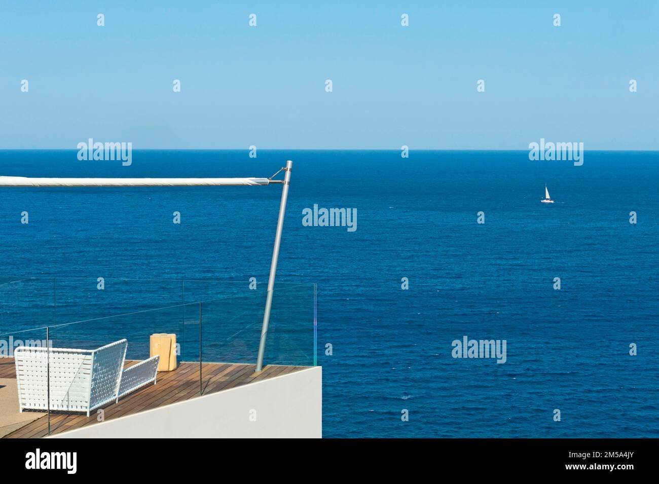 Terrasse mit Meerblick in Canyamel, Mallorca. Stockfoto