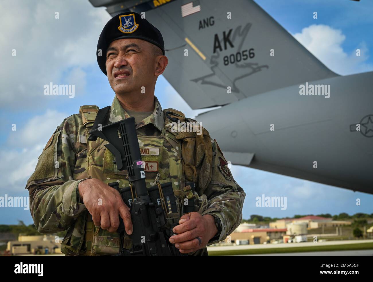 USA Air Force Tech. Sgt. Jude Camemo, dem 254. Sicherheitsgeschwader zugeteilt, sorgt für die Sicherheit der Fluglinie während der Übung COPE North 22 auf der Andersen Air Base, Guam, 14. Februar 2022. CN ist ein jährliches US-amerikanisches Unternehmen Pacific Air Forces gemeinsame/kombinierte, multilaterale Übungen im Feld, die sich auf Ausbildung und den Aufbau von Beziehungen zu unseren regionalen Verbündeten und Partnern konzentrieren. Mit dem SFS 254 konnten 27 Guardsmen Lücken schließen, wo die Besatzung aufgrund des hohen Betriebstempos für 36 SFS-Verteidiger zu kurz kam. Stockfoto