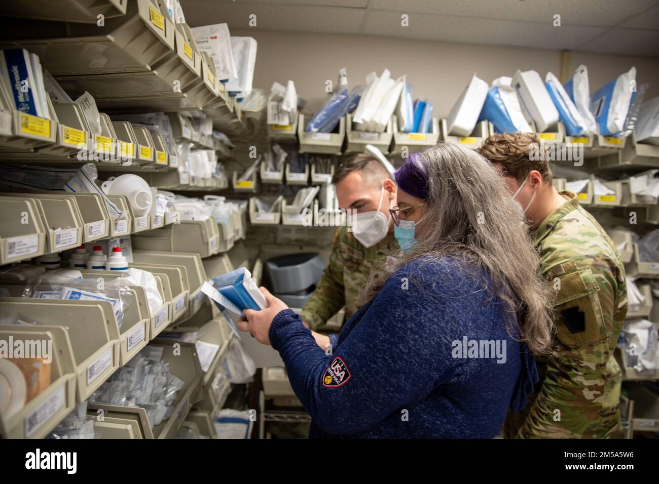 USA Army Sgt. Nathan Yeich (links) und SPC. Graham Douglas, beide Infanteristen des 1. Bataillons, 175. Infanterie Regiment C Company, lernen, das Ablaufdatum von Einweggeräten zu finden, um das Krankenhauspersonal bei der Lagerung der Zimmer im Doctors Community Hospital Luminous in Lanham, Maryland, Am 14. Februar 2022. In Richtung Regierung. Larry Hogan, bis zu 1.000 MDNG-Mitglieder wurden aktiviert, um staatliche und lokale Gesundheitsbeamte bei ihrer COVID-19-Reaktion zu unterstützen und die Verteilung von COVID-19-Testkits, 20 Millionen KN95- und N95-Masken und anderen persönlichen Protekti zu umfassen Stockfoto