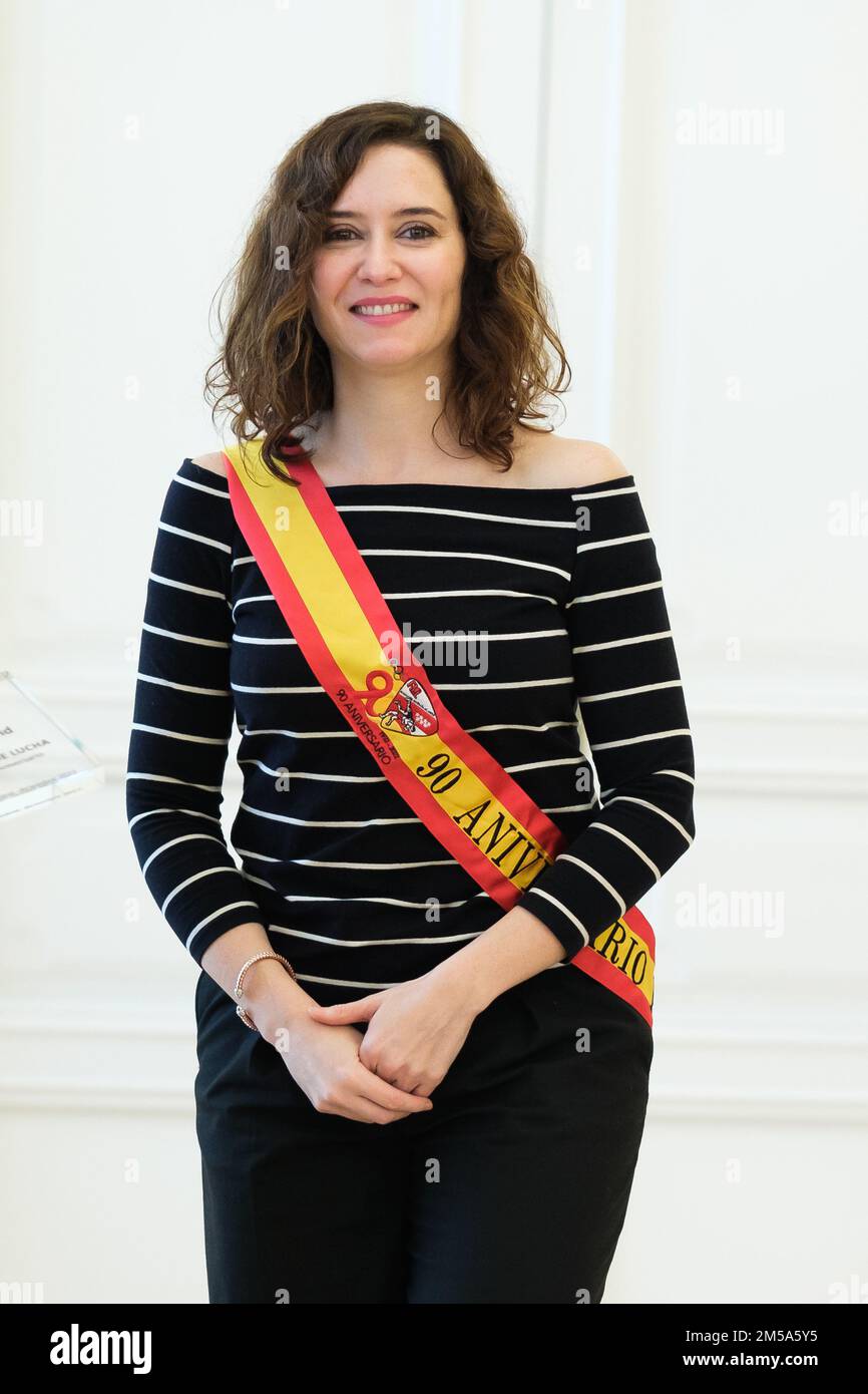 Die Präsidentin der Gemeinschaft Madrid, Isabel Diaz Ayuso, empfängt das große Kreuz des Madrider Ringerverbands während ihres Empfangs bei Vertretern des Madrider Ringerverbands im Real Casa de Correos. Nach 90 Jahren Arbeit zur Förderung und Verbreitung des olympischen Ringkampfes und seiner Disziplinen in der gesamten Gemeinschaft Madrid ist die Föderacion Madrileña de Lucha einer der Kampfsportverbände mit der größten Zahl von Lizenzen in der Region. Derzeit sind mehr als 80 Einheiten und fast 5.000 Lizenzen zusammengeführt. Stockfoto