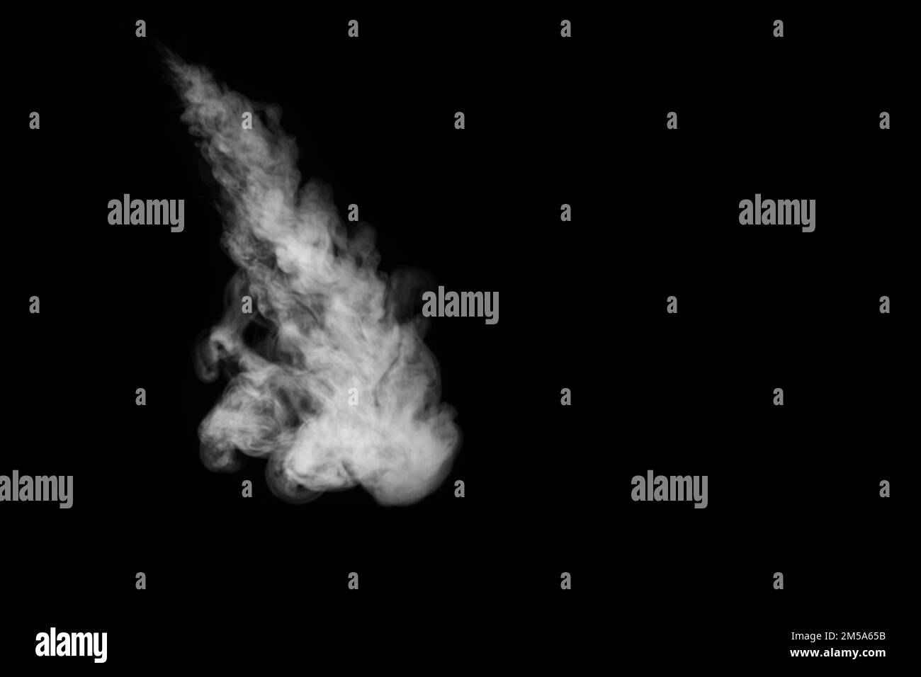 Weißer, lockiger, dichter Rauchdampf, der nach unten fliegt, ist auf schwarzem Hintergrund isoliert, um Ihre Fotos zu überlagern. Hintergrund für Dampf. Konstruktionselement Stockfoto