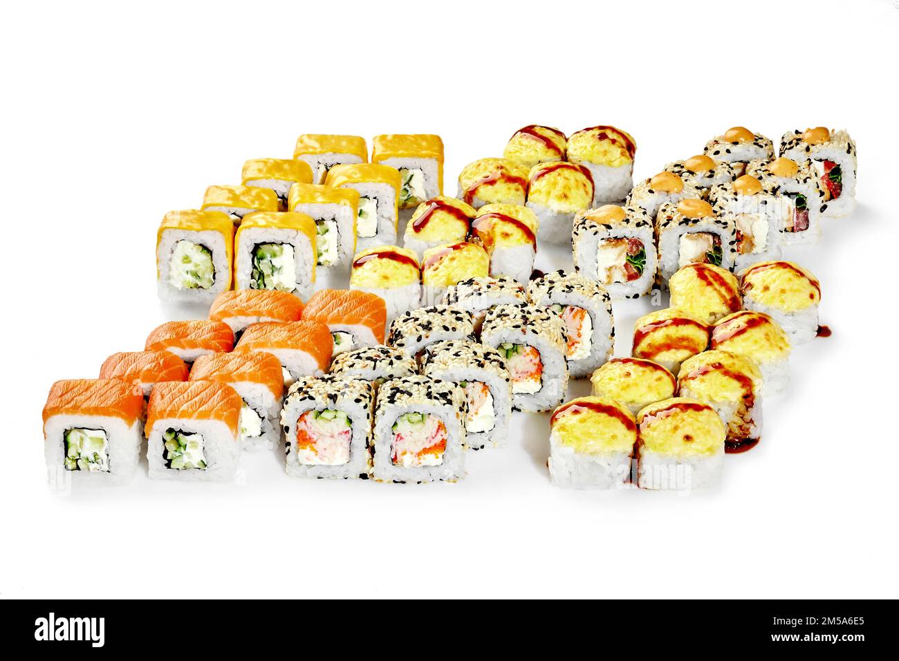 Köstliche große japanische Sushi-Brötchen für Gesellschaft auf weißem Hintergrund Stockfoto