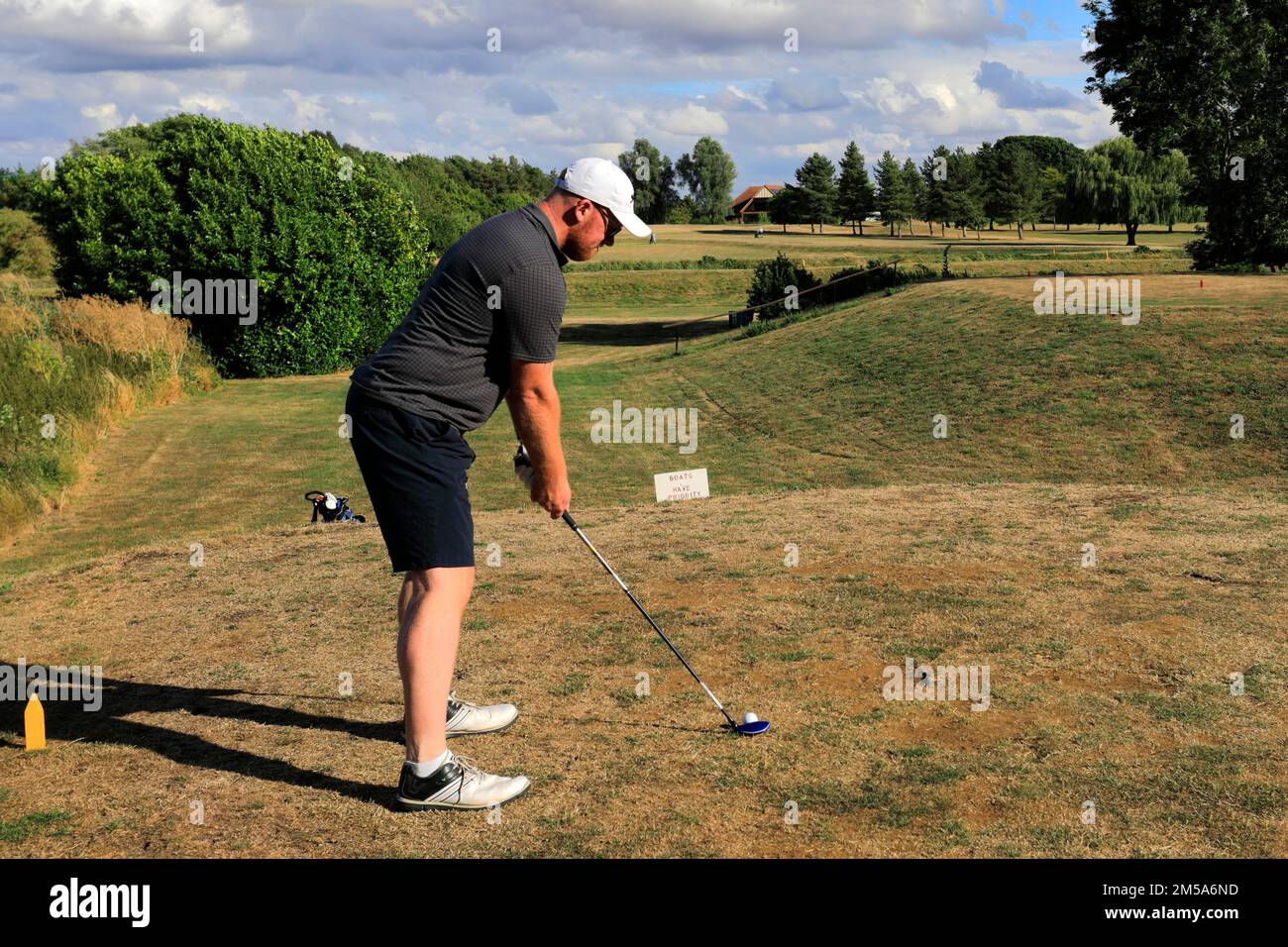 Golfer auf dem Old Nene Golf & Country Club, in der Nähe von Ramsey Town, Cambridgeshire, England Stockfoto