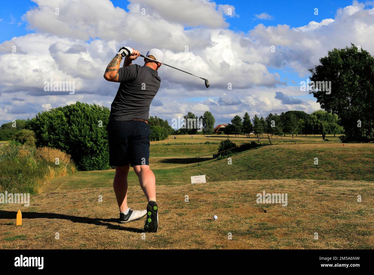 Golfer auf dem Old Nene Golf & Country Club, in der Nähe von Ramsey Town, Cambridgeshire, England Stockfoto