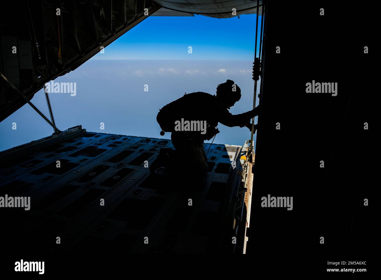 EIN US-AMERIKANISCHER Ein Sanitäter der Luftwaffe, der der 82. Expeditionstruppe zugeteilt wurde, beobachtet die Abwurfzone vom Schwanz einer US-Armee aus Marine Corps KC-130J Super Hercules vor Abschluss des Sprungtrainings über Ostafrika, 15. Februar 2021. Das 82. ERQS verfügt über Sprungfähigkeiten und bietet sichere, zuverlässige und flexible KampfSuch-, Rettungs- und Wiederherstellungsfunktionen zur Unterstützung der US-amerikanischen Afrika-Kommando in Nord- und Ostafrika. Sie sind qualifizierte Experten in fortgeschrittenen Waffen und kleinen Einheiten, Luftfahrt- und militärischer Freifall, Kampftaucher, Rettungseinsätze aus großen Winkeln und in engen Räumen, kleine Boote Stockfoto