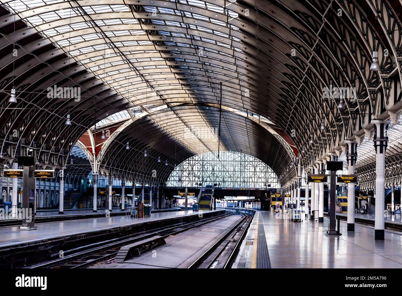 Bahnstreiks bedeuten leere Bahnhöfe für Züge und Menschen. Es ist so seltsam, in einem so wichtigen nationalen Verkehrsknotenpunkt Ruhe zu haben. Stockfoto