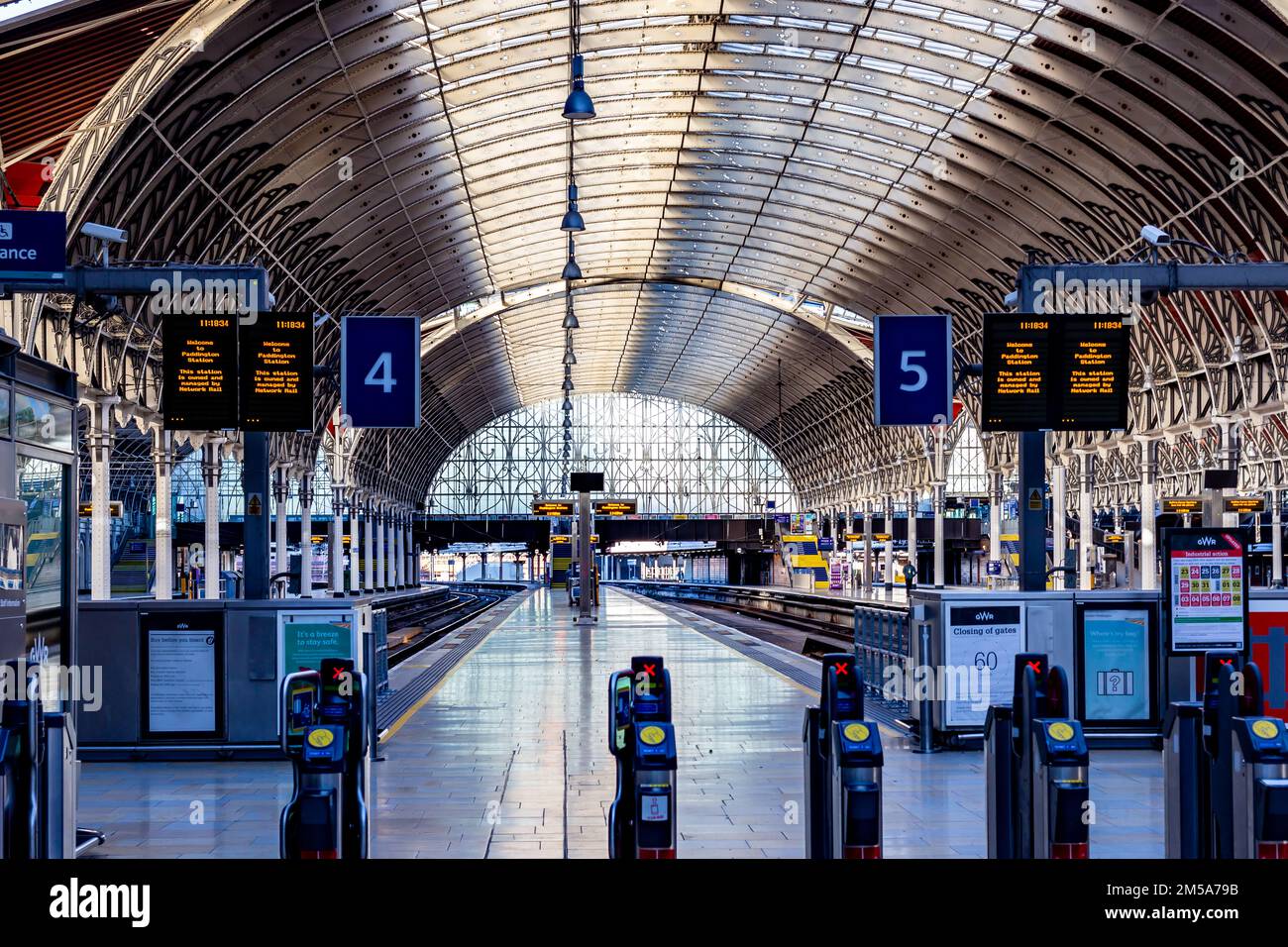 Bahnstreiks bedeuten leere Bahnhöfe für Züge und Menschen. Es ist so seltsam, in einem so wichtigen nationalen Verkehrsknotenpunkt Ruhe zu haben. Stockfoto