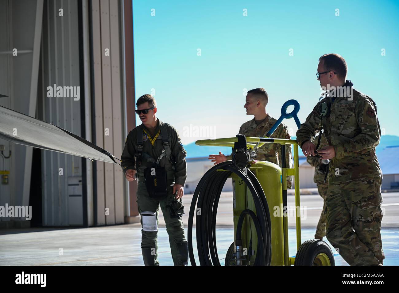 Major Mason Locke, Ausbilderpilot der 8. Kampfgeschwader; Airman 1. Class Holden Wylie, 8. Aircraft Maintenance Unit F-16 Viper Assistant Dedicated Crew Chief und Airman 1. Class Kevin Wood, 8. AMU F-16 Assistant Dedicated Crew Chief, führen Sie vor dem Flug Inspektionen durch, 14. Februar 2022, auf dem Luftwaffenstützpunkt Holloman, New Mexico. Vor dem Start gehen die Piloten um das Flugzeug herum und führen die letzten Überprüfungen vor dem Flug mit den Besatzungschefs durch. Stockfoto