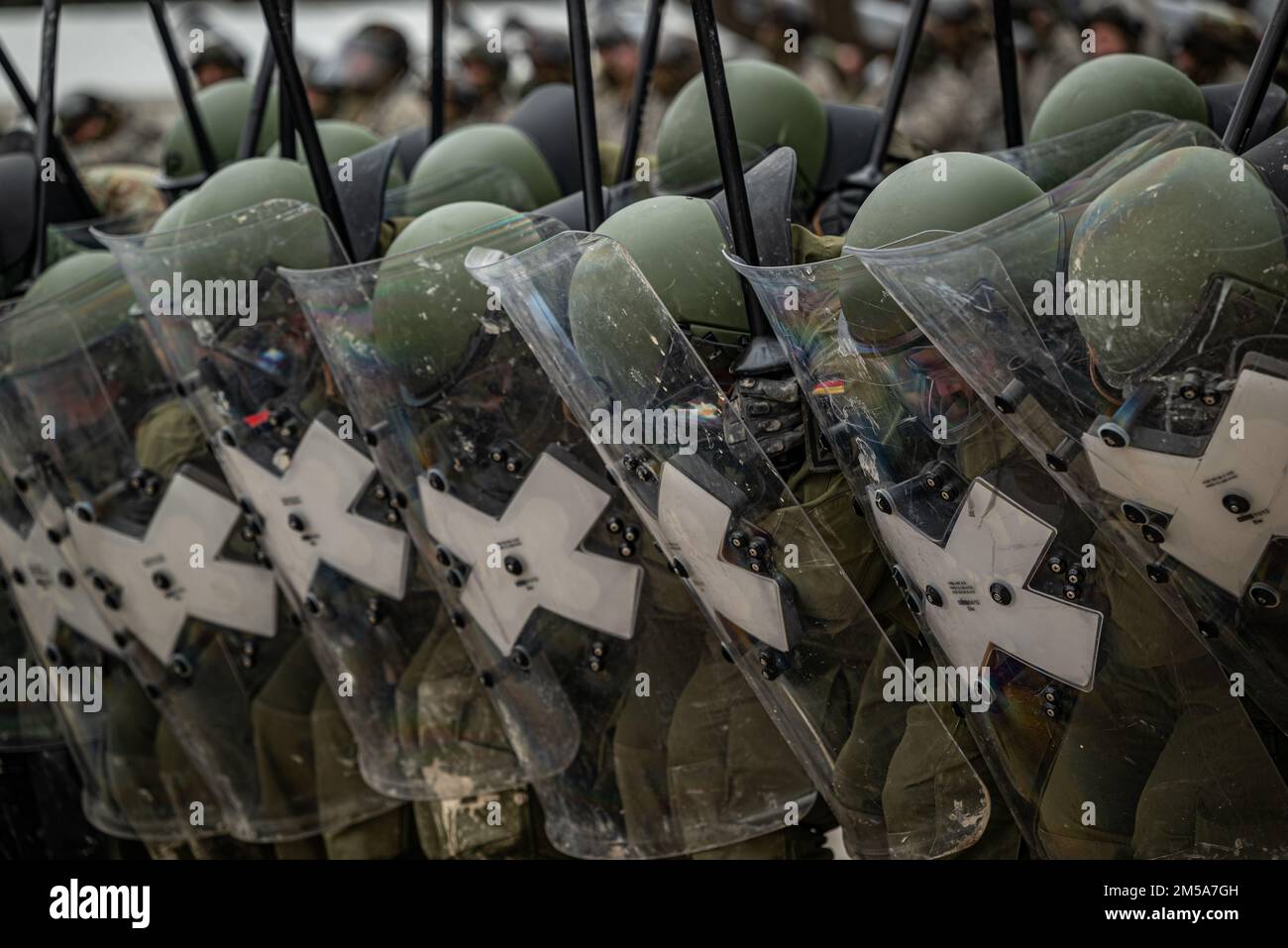 Deutsche Soldaten nehmen an der Feuerphobie-Ausbildung während der Kosovo-Streitkräfte (KFOR) 30 am Joint multinational Readiness Center in Hohenfels, Deutschland, am 15. Februar 2022 Teil. Die KFOR 30 ist eine multinationale Schulungsveranstaltung zur Vorbereitung von Einheiten auf ihren Einsatz im Kosovo-Regionalkommando Ost. Stockfoto