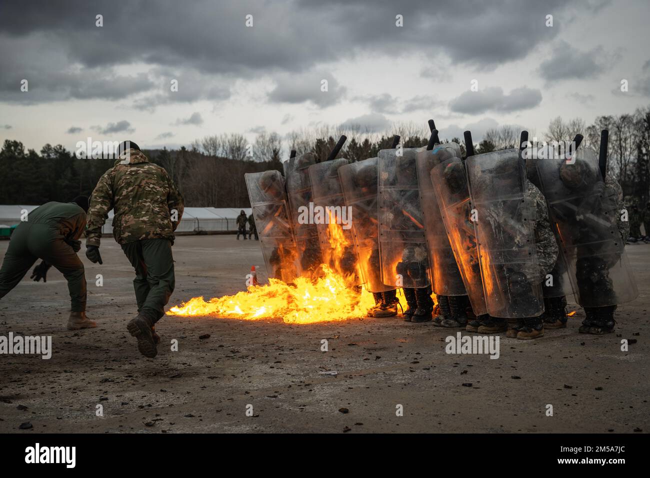 Moldauische Soldaten nehmen am 15. Februar 2022 am Joint Multinational Readiness Center in Hohenfels, Deutschland, während der Kosovo-Streitkräfte (KFOR) 30 an einer Feuerphobie-Ausbildung Teil. Die KFOR 30 ist eine multinationale Schulungsveranstaltung zur Vorbereitung von Einheiten auf ihren Einsatz im Kosovo-Regionalkommando Ost. Stockfoto