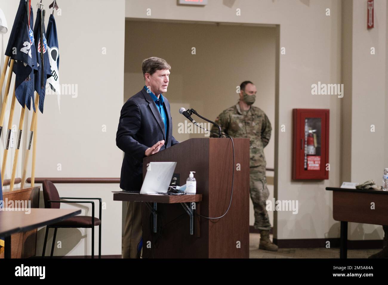 Rep. Ron Kind, spricht bei der Operation Allies Willkommenszeremonie am Ende der Mission in Fort McCoy, Wisconsin, 15. Februar 2022. Das Verteidigungsministerium, durch die USA Das Northern Command, und zur Unterstützung des Department of Homeland Security, bietet so schnell wie möglich Transport, temporäre Unterbringung, medizinische Untersuchungen und allgemeine Unterstützung für mindestens 50.000 afghanische Gäste in geeigneten Einrichtungen, in permanenten oder temporären Strukturen. Diese Initiative bietet afghanischen Gästen an sicheren Orten außerhalb Afghanistans wichtige Unterstützung. Stockfoto