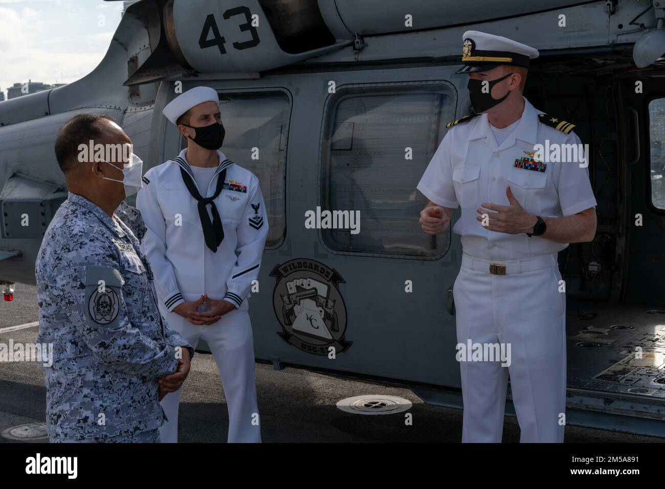 220215-N-FA490-1126 MANILA, Philippinen (15. Februar 2022) – LT. Cmdr. Mike Feay, rechts, aus Papillion, Nebraska, angeschlossen an Helicopter Sea Combat Squadron (HSC) 23, dem Independence-Variant littoral Combat Schiff USS Jackson (LCS 6) zugeteilt, beantwortet Fragen zu einem MH-60s Helikopter vom Flag Officer im Kommando, Philippine Navy, Vice ADM. Adeluis Bordado, rechts, auf dem Flugdeck von Jackson. Im Anschluss an die Destroyer-Staffel (DESRON) 7 befinden sich Jackson und HSC-23 in einem Rotationseinsatz in das US-7.-Flottengebiet zur Unterstützung der Sicherheit und Stabilität in der Region und an wo Stockfoto