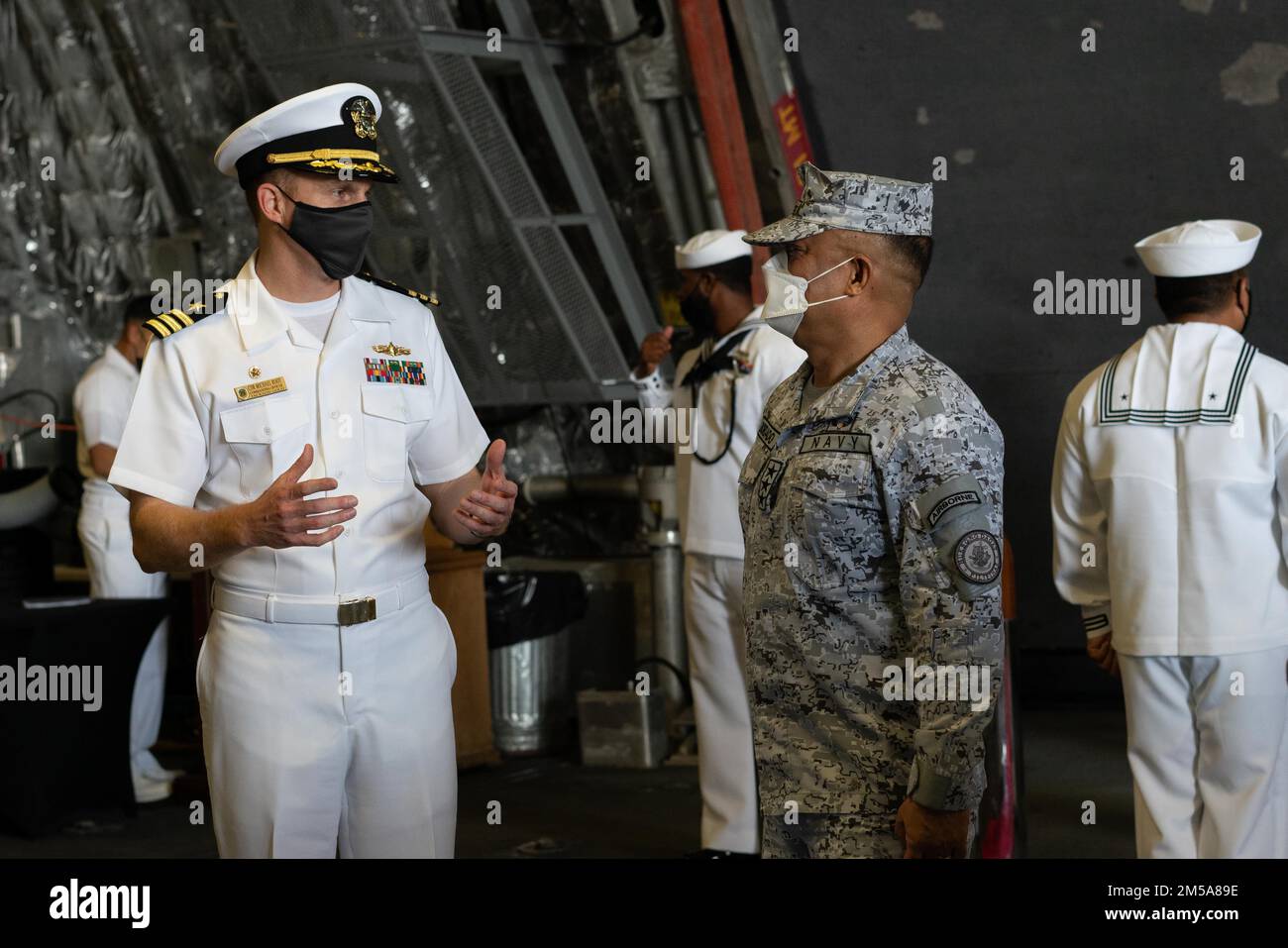 220215-N-FA490-1012 MANILA, Philippinen (15. Februar 2022) – Cmdr. Michael Root, Left, Kapitän des Kampfschiffs USS Jackson (LCS 6) der Independence-Variante aus Benton, Pennsylvania, begrüßt Flaggenoffizier im Kommando der philippinischen Marine, Vice ADM. Adeluis Bordado, während einer Tour auf der Brücke von Jackson. In Verbindung mit der Destroyer-Staffel (DESRON) 7 befindet sich Jackson im Rotationseinsatz im US-Flottengebiet 7., um die Sicherheit und Stabilität in der Region zu unterstützen und mit den alliierten und Partnerschifffahrtsleuten zusammenzuarbeiten, um die Sicherheit und Stabilität des Seeverkehrs zu gewährleisten, die wichtigsten Säulen eines freien und offenen Raums Stockfoto