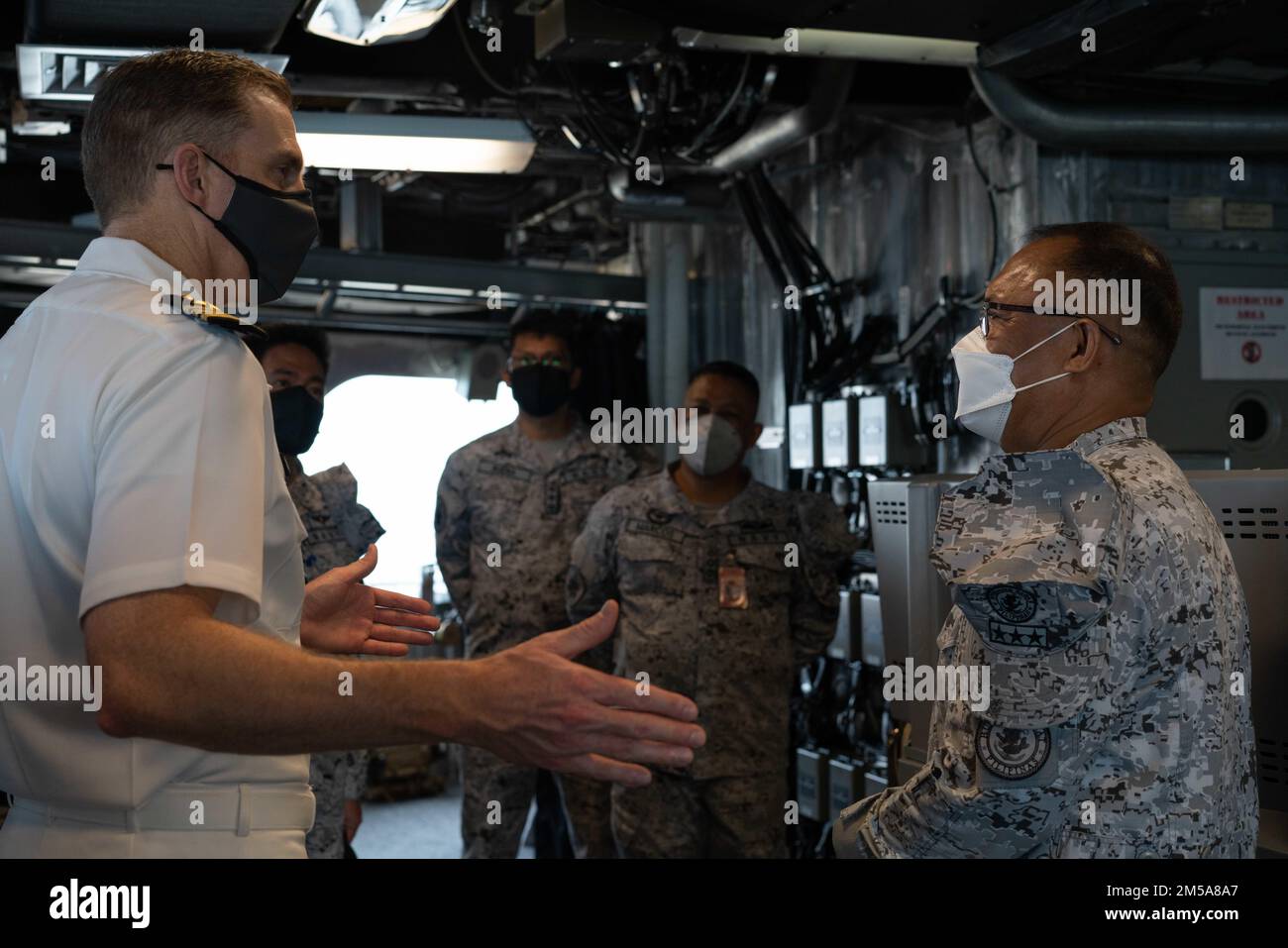 220215-N-FA490-1199 MANILA, Philippinen (15. Februar 2022) – Cmdr. Michael Root, Left, Kapitän des Kampfschiffs USS Jackson (LCS 6) der Independence-Variante aus Benton, Pennsylvania, beantwortet während einer Tour auf der Brücke von Jackson eine Frage des Flaggenbeamten der philippinischen Marine, Vizeadmiral Adeluis Bordado, rechts. In Verbindung mit der Destroyer-Staffel (DESRON) 7 befindet sich Jackson auf einem Rotationseinsatz in das US-Flottengebiet 7., um die Sicherheit und Stabilität in der Region zu unterstützen und mit Verbündeten- und Partnerschifffahrtsleuten zusammenzuarbeiten, um die Sicherheit und Stabilität des Seeverkehrs zu gewährleisten, Key p Stockfoto