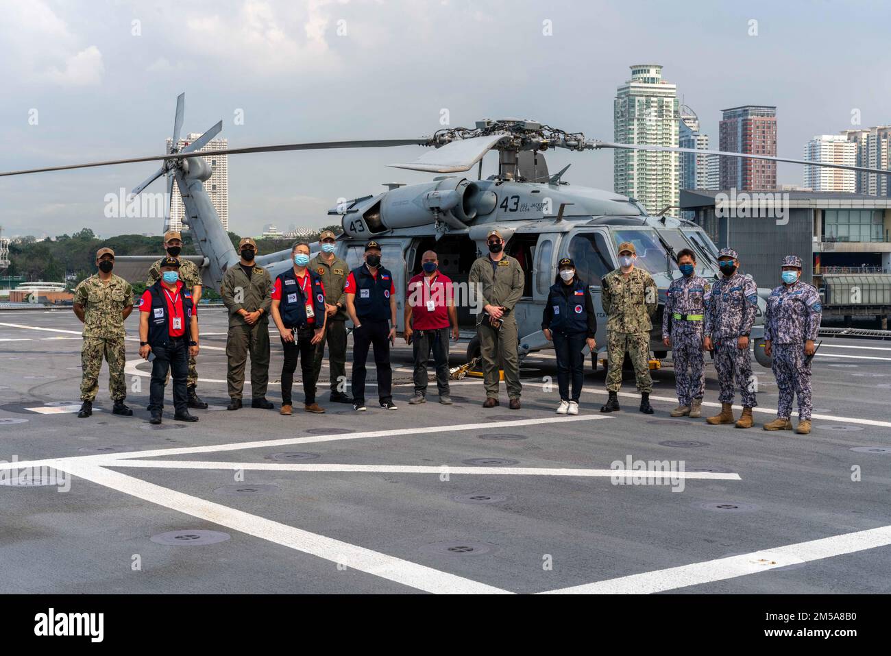 220215-N-FA490-1344 MANILA, Philippinen (15. Februar 2022) – USA Marinesoldaten und Mitglieder von           , Posieren Sie für ein Gruppenfoto auf dem Cockpit des Küstenschiffes USS Jackson (LCS 6). Am Destroyer-Geschwader (DESRON) 7 beteiligt, befindet sich Jackson im Rotationseinsatz im US-7.-Flottengebiet, um die Sicherheit und Stabilität in der Region zu unterstützen. Und mit den alliierten und Partnerschifffahrtsleuten zusammenzuarbeiten, um die Sicherheit und Stabilität des Seeverkehrs zu gewährleisten, die Grundpfeiler eines freien und offenen Indopazifiks. Stockfoto