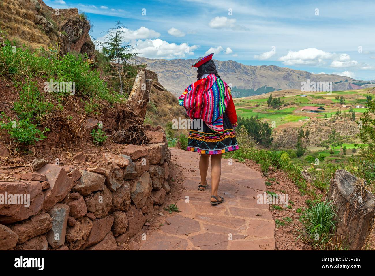 Einheimische peruanische quechua-Frau in traditioneller Textilbekleidung auf inka Trail, Heiliges Tal, Cusco, Peru. Stockfoto