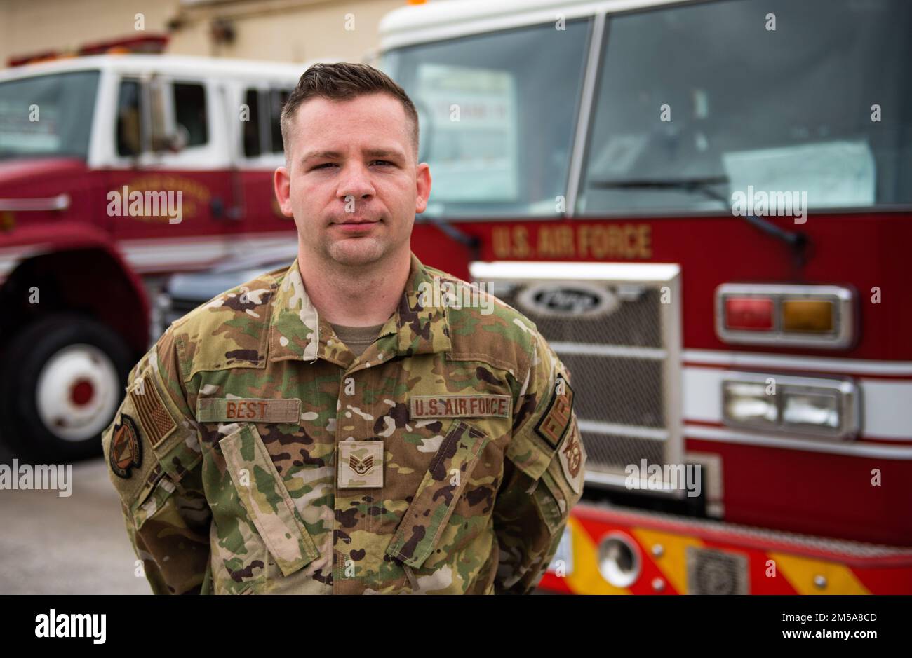 USA Air Force Staff Sgt. Lorin Best, 36. Bauingenieur Geschwader Feuerwehr, Einsatzleiter, posiert für ein Foto auf der Andersen Air Force Base, Guam, 15. Februar 2022. Am besten bezeugte und reagierte auf einen außerdienstlichen medizinischen Notfall, wo er Hilfe erhielt, bis lokale Sanitäter eintrafen. Stockfoto