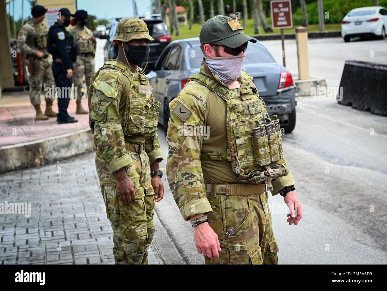 Das Personal der Royal Australian Air Force überprüft am Arc Light Gate während Cope North 22 auf dem Luftwaffenstützpunkt Andersen, Guam, 15. Februar 2022. Cope North fördert ein optimales Umfeld für den Informationsaustausch und die Verfeinerung gemeinsamer Taktiken, Techniken und Verfahren, um multilaterale Verteidigungsfähigkeiten besser zu integrieren und die Interoperabilität zur Unterstützung der regionalen Sicherheit zu verbessern. Stockfoto