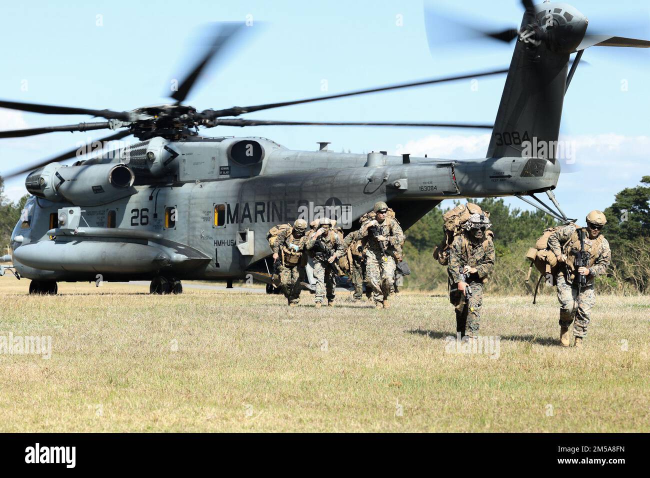 USA Marines mit 1. Bataillon, 3D Marines, 3D. Marine-Division, Abladen von einem CH-53E Super Hengst während der Jungle Warfare Übung 22 im Central Training Area, Okinawa, Japan, 15. Februar 2022. Bei JWX 22 handelt es sich um eine groß angelegte Schulung vor Ort, die darauf ausgerichtet ist, die integrierten Fähigkeiten gemeinsamer und verbundener Partner zu nutzen, um das Bewusstsein für alle Bereiche, das Manövrieren und Brände in einer verteilten maritimen Umgebung zu stärken. 1/3 wird im Indo-Pacific unter 4. Marines als Teil des Unit Deployment Program vorwärtsversetzt. Stockfoto