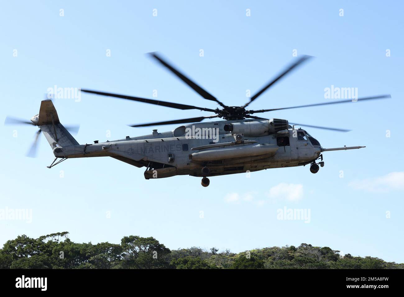 EIN US-AMERIKANISCHER Marine Corps CH-53E Super Hallion bereitet sich auf die Landung während der Jungle Warfare Übung 22 im Central Training Area, Okinawa, Japan, vor, 15. Februar 2022. Bei JWX 22 handelt es sich um eine groß angelegte Schulung vor Ort, die darauf ausgerichtet ist, die integrierten Fähigkeiten gemeinsamer und verbundener Partner zu nutzen, um das Bewusstsein für alle Bereiche, das Manövrieren und Brände in einer verteilten maritimen Umgebung zu stärken. 1/3 wird im Indo-Pacific unter 4. Marines als Teil des Unit Deployment Program vorwärtsversetzt. Stockfoto