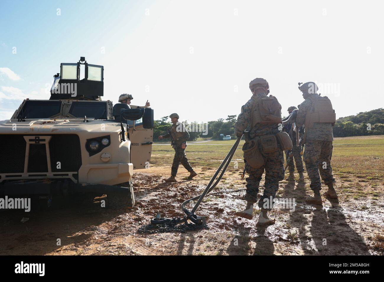 USA Marines mit 1. Bataillon, 3D Marines, 3D. Marine Division, bereitet ein Joint Light Tactical Vehicle für den Transport während der Jungle Warfare Übung 22 im Central Training Area, Okinawa, Japan, am 15. Februar 2022 vor. Bei JWX 22 handelt es sich um eine groß angelegte Schulung vor Ort, die darauf ausgerichtet ist, die integrierten Fähigkeiten gemeinsamer und verbundener Partner zu nutzen, um das Bewusstsein für alle Bereiche, das Manövrieren und Brände in einer verteilten maritimen Umgebung zu stärken. 1/3 wird im Indo-Pacific unter 4. Marines als Teil des Unit Deployment Program vorwärtsversetzt. Stockfoto