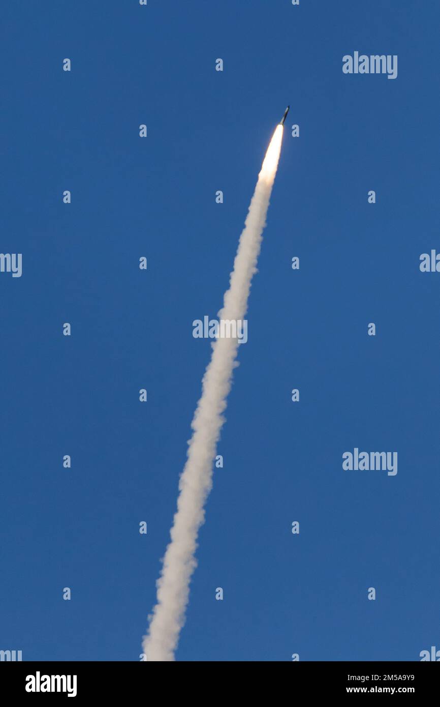 Militärische Ausbildung, der Start einer Flak-Rakete, um ein fliegendes Ziel zu treffen. Stockfoto