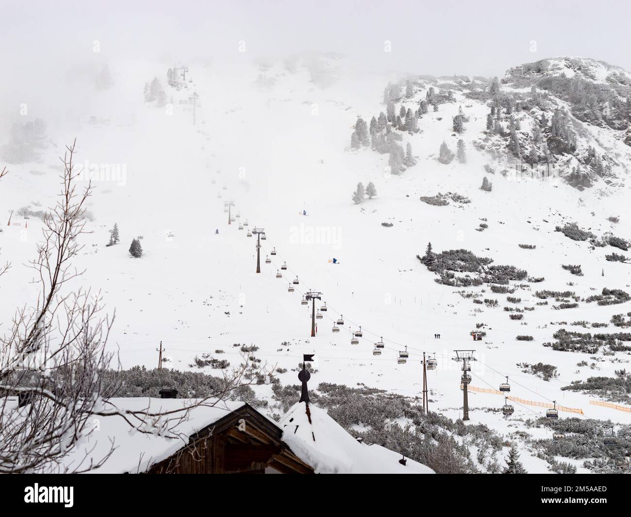 Skilift in einem Wintersportresort. Skiurlauber werden zum Berggipfel gebracht, wo sie Skifahren können. Schneebedeckte Berglandschaft. Stockfoto