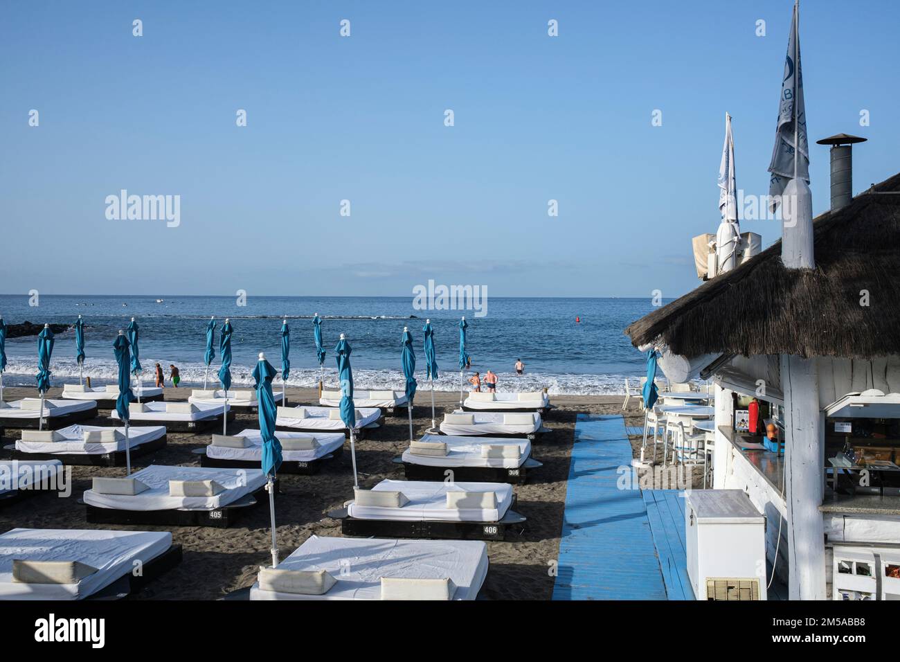 Am Strand von Fanabe, Las Americas, Teneriffa, Kanarische Inseln, Spanien, früh morgens leere Liegen Stockfoto