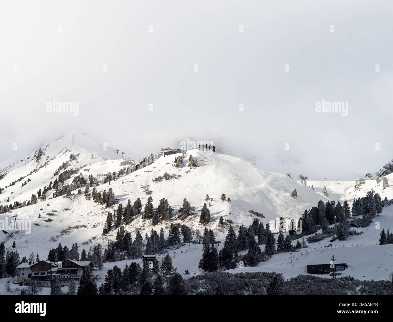 Skiliftanlage auf einem schneebedeckten Berg im Winter. Skigebiet in österreichischer Landschaft mit schöner Natur. Stockfoto
