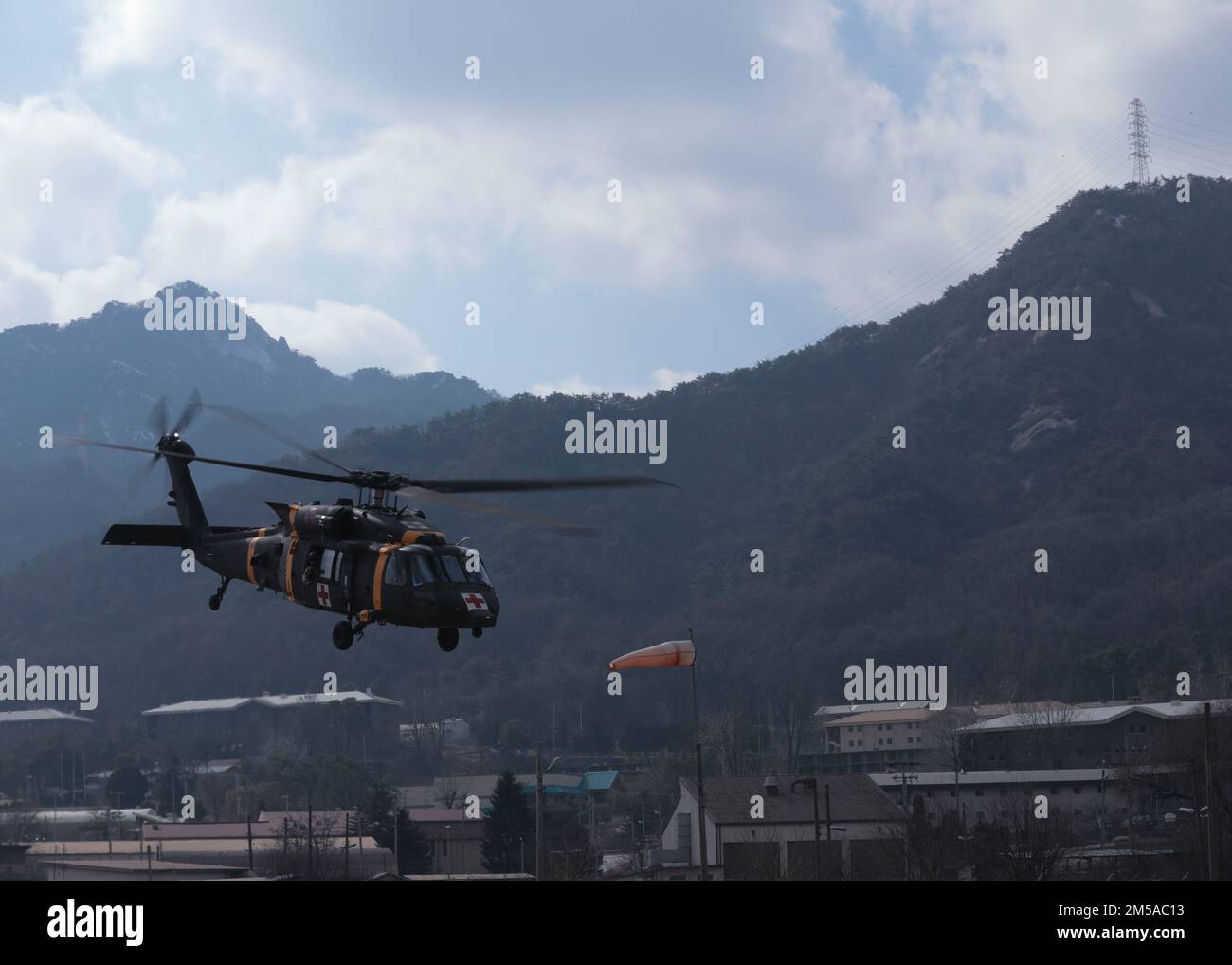 Piloten der Charlie Company, 3-2 General Support Aviation Bataillon, 2. Combat Aviation Brigade, Durchführung einer medizinischen Evakuierungsausbildung, 15. Februar 2022, Camp Stanley, Republik Korea. Die Charlie Company wird während der Schulung von den Fluglotsen der Fox Company unterstützt. Stockfoto