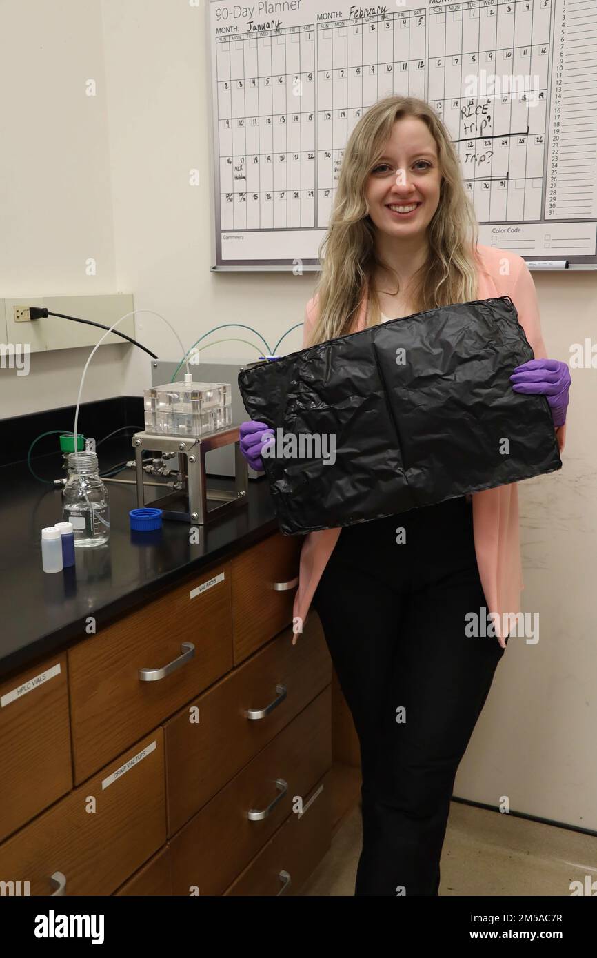 USA Die Forscherin Sarah Grace Zetterholm, Army Engineer Research and Development Center (ERDC), zeigt eine Graphenmatte, die als Membran in Wasserfiltersystemen oder als Absorptionsmittel zur Entnahme von Giftstoffen aus dem Wasser verwendet werden kann. (USA Foto des Army Corps of Engineers) Stockfoto